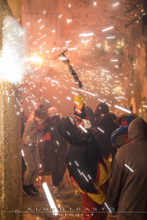Xispa al carrer durant el correfoc d'Àger