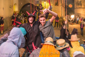 Ballant amb el diable.